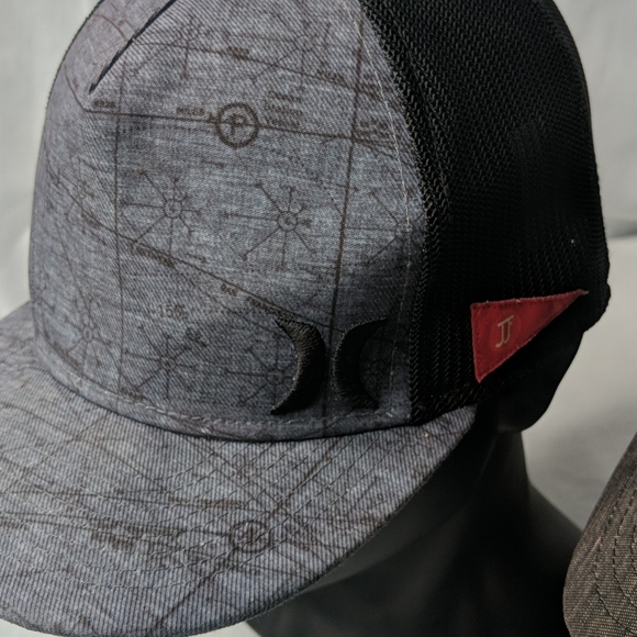 2 Hurley hats - Picture 2 of 5